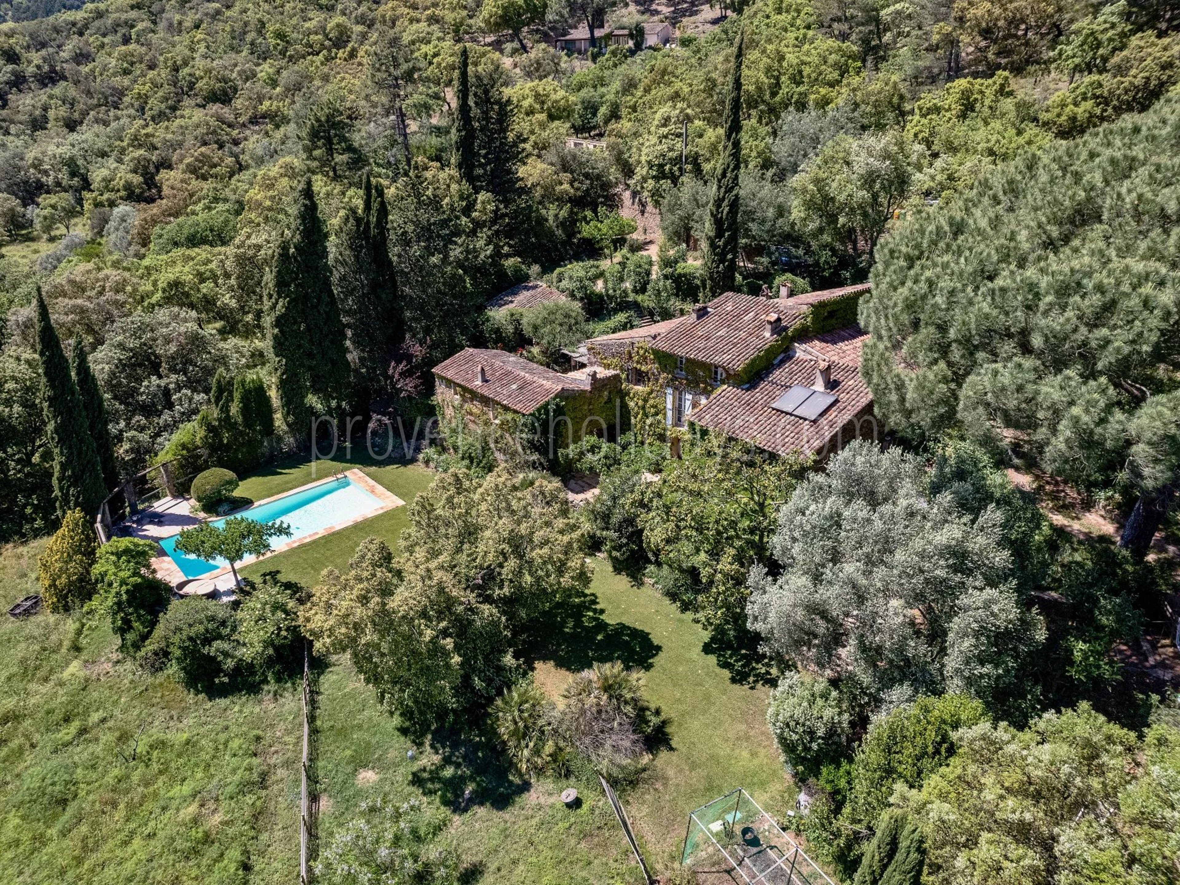 36 - Gehucht in La Garde-Freinet: Villa: Exterior