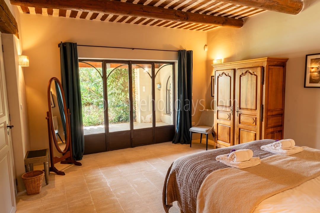 22 - Le Mas de Joucas: Villa: Bedroom