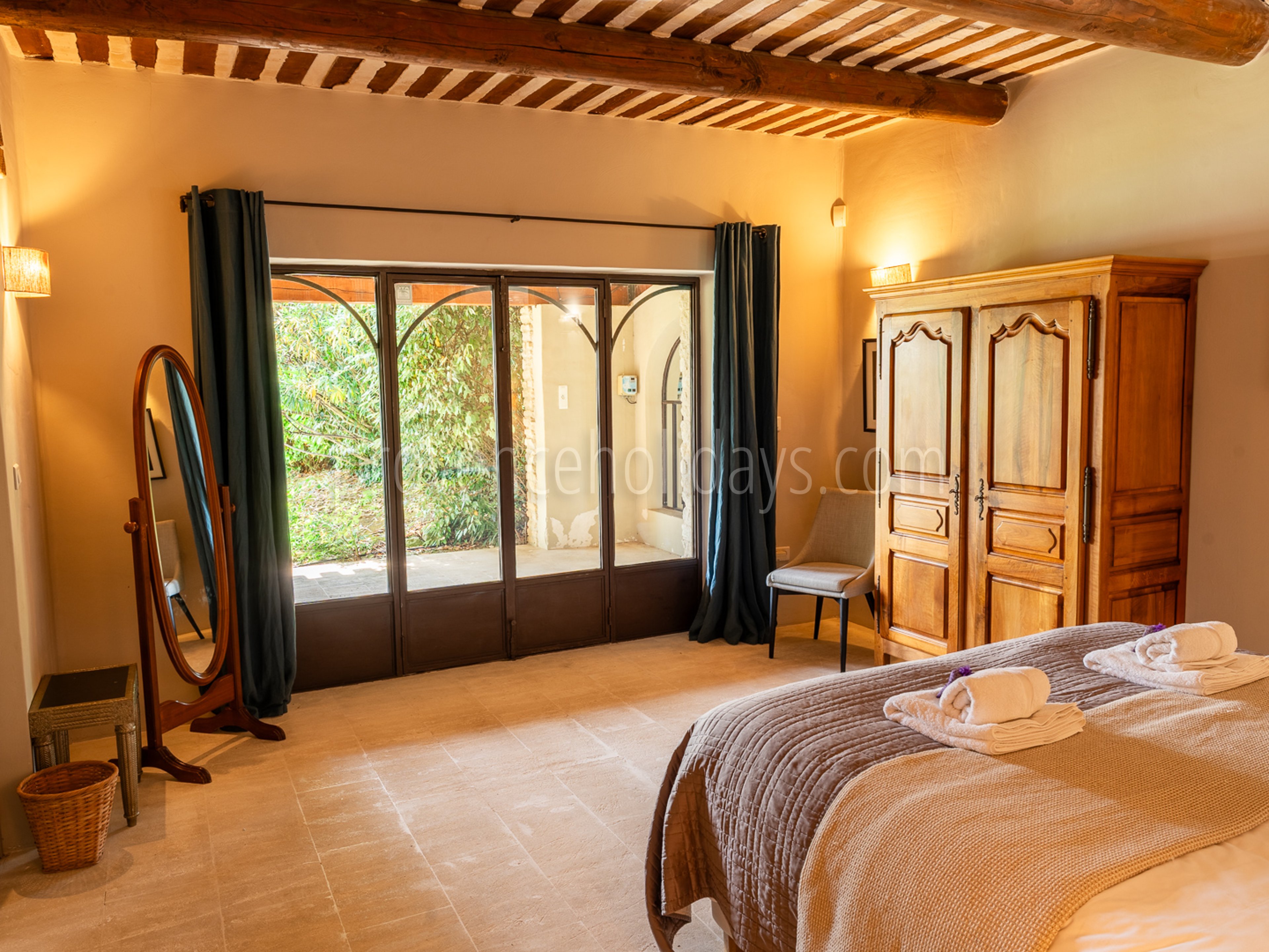 22 - Le Mas de Joucas: Villa: Bedroom