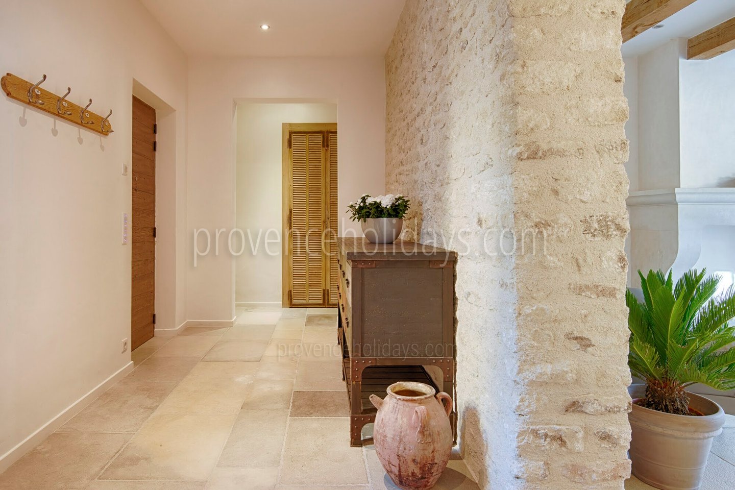 20 - Le Mas de la Pinède: Villa: Interior