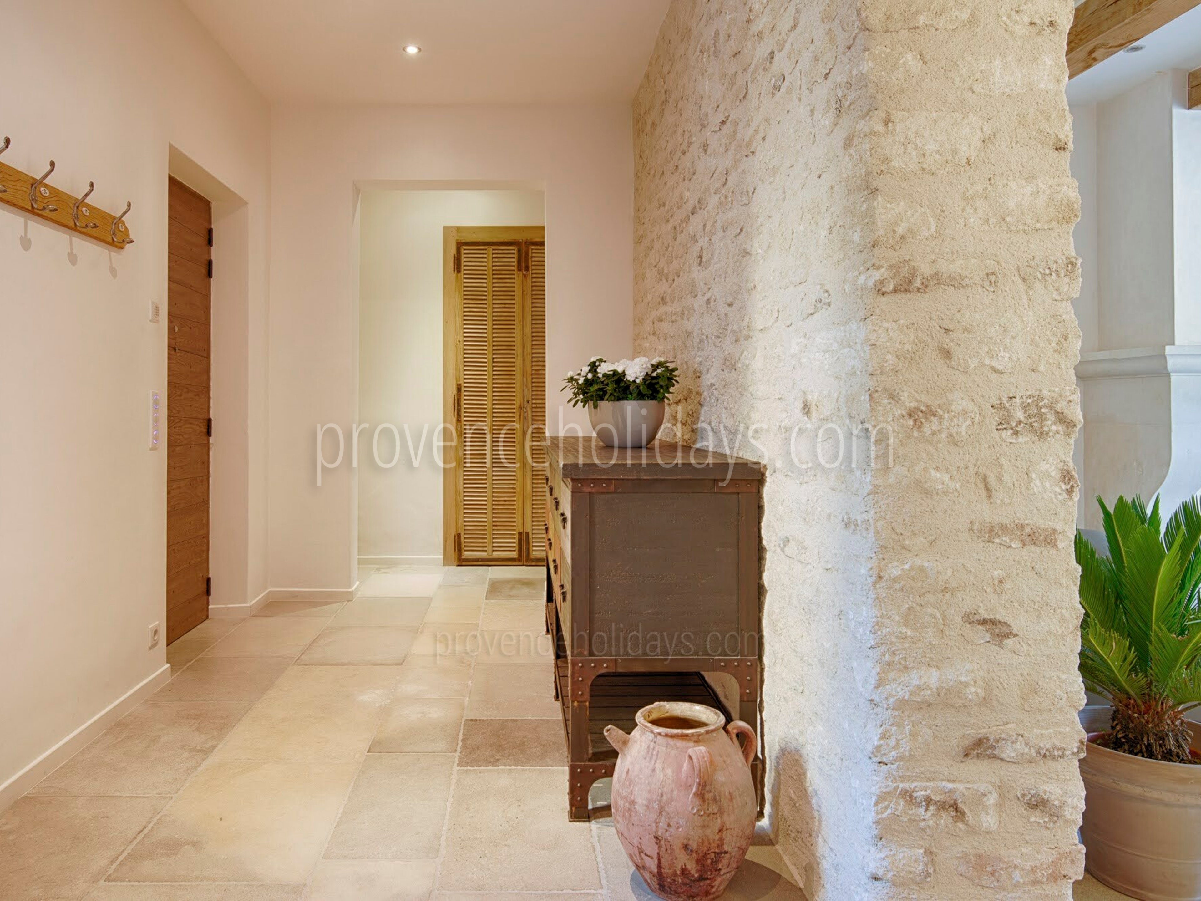 20 - Le Mas de la Pinède: Villa: Interior