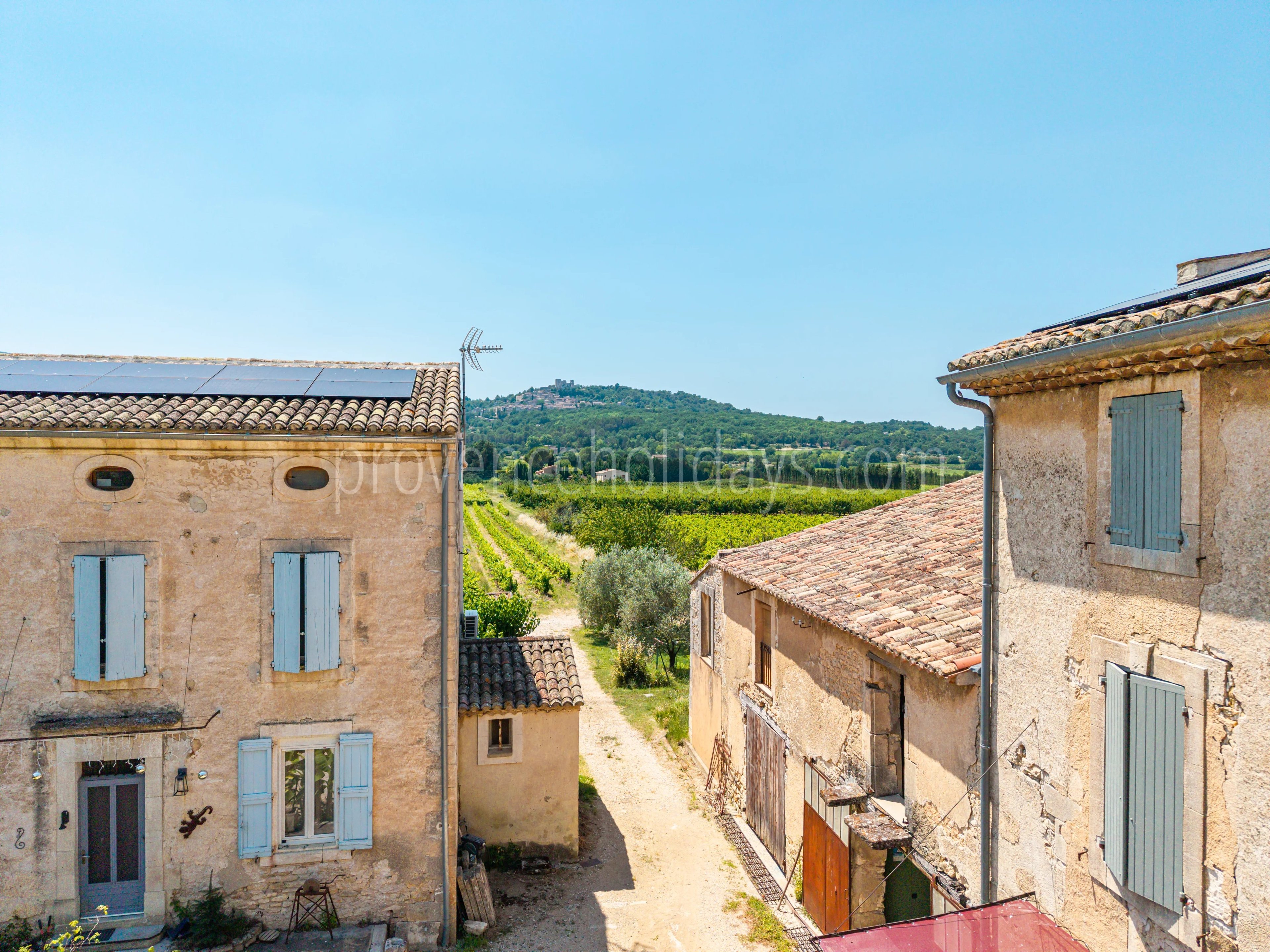 4 - Mas with pool in Bonnieux: Villa: Exterior