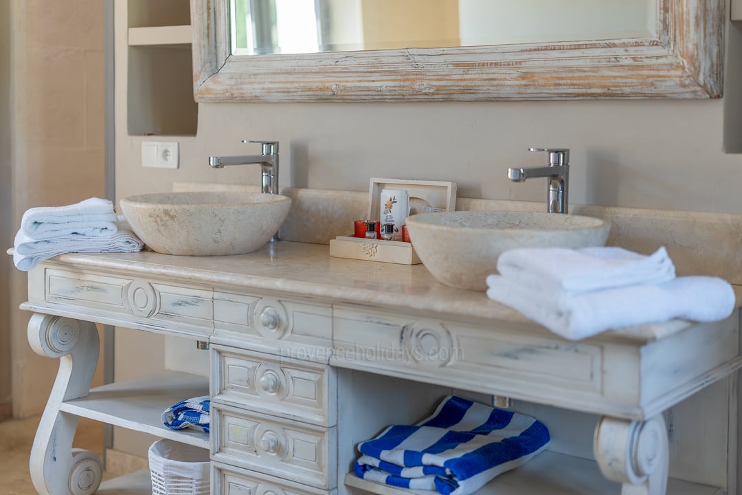 42 - Mas Lou Miradou: Villa: Bathroom