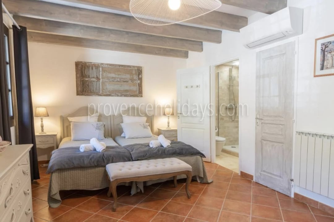 13 - Bastide with lavender in Gordes: Villa: Bedroom