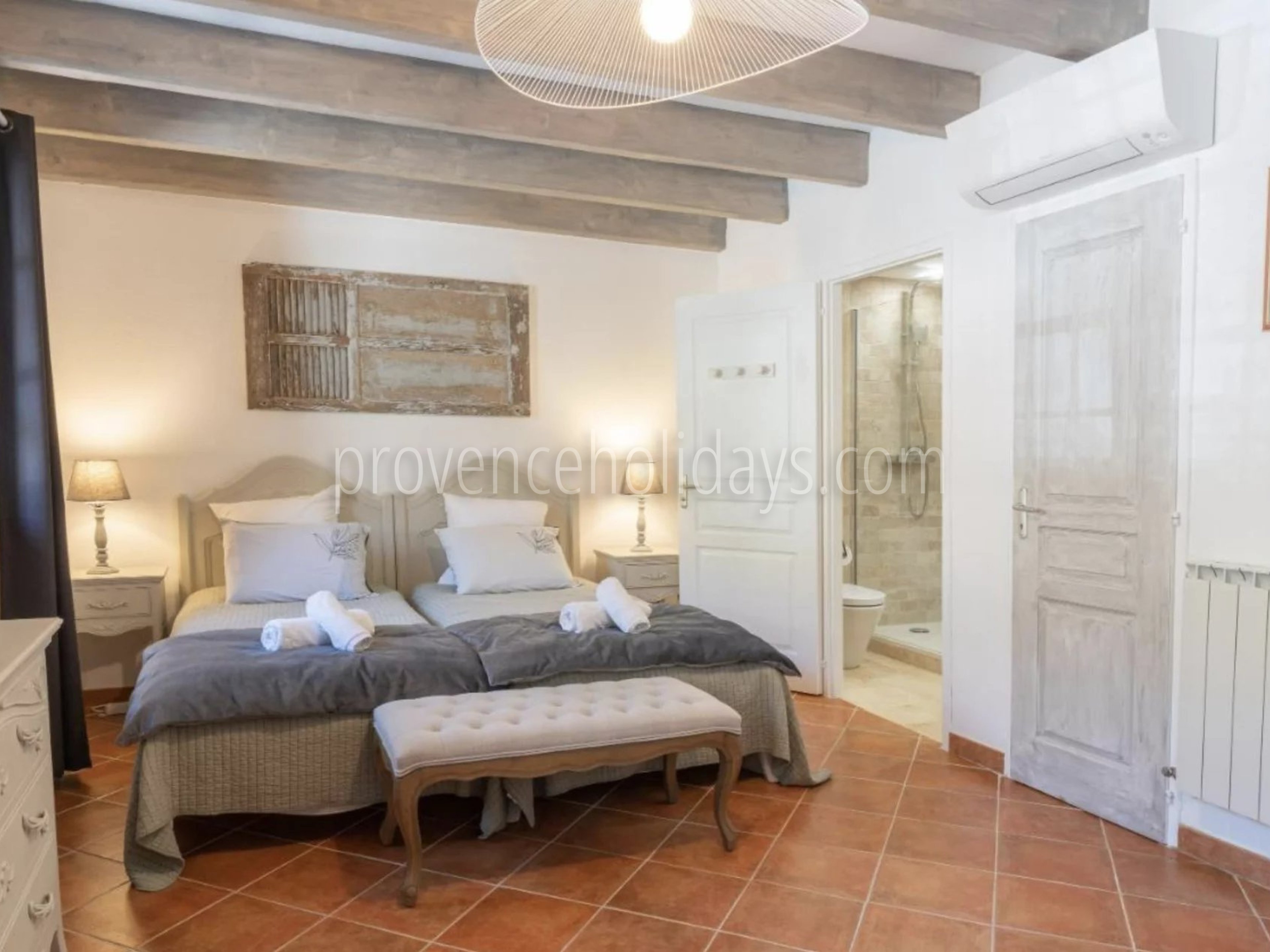 13 - Bastide with lavender in Gordes: Villa: Bedroom