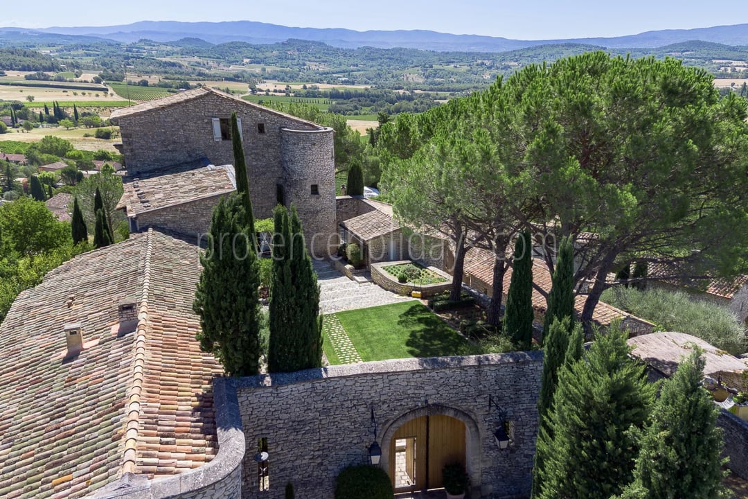 9 - Historic residence in Gordes: Villa: Exterior