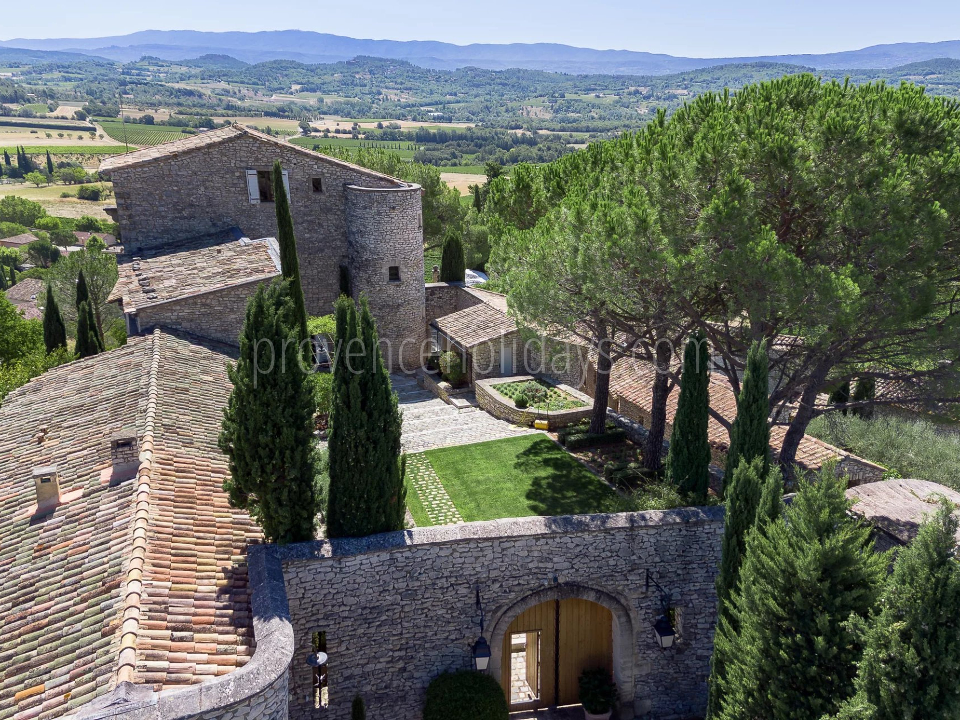 9 - Historic residence in Gordes: Villa: Exterior