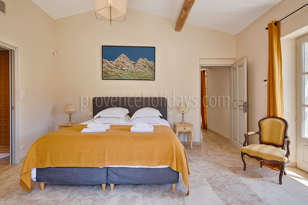 24 - Maison Eygalières: Villa: Bedroom
