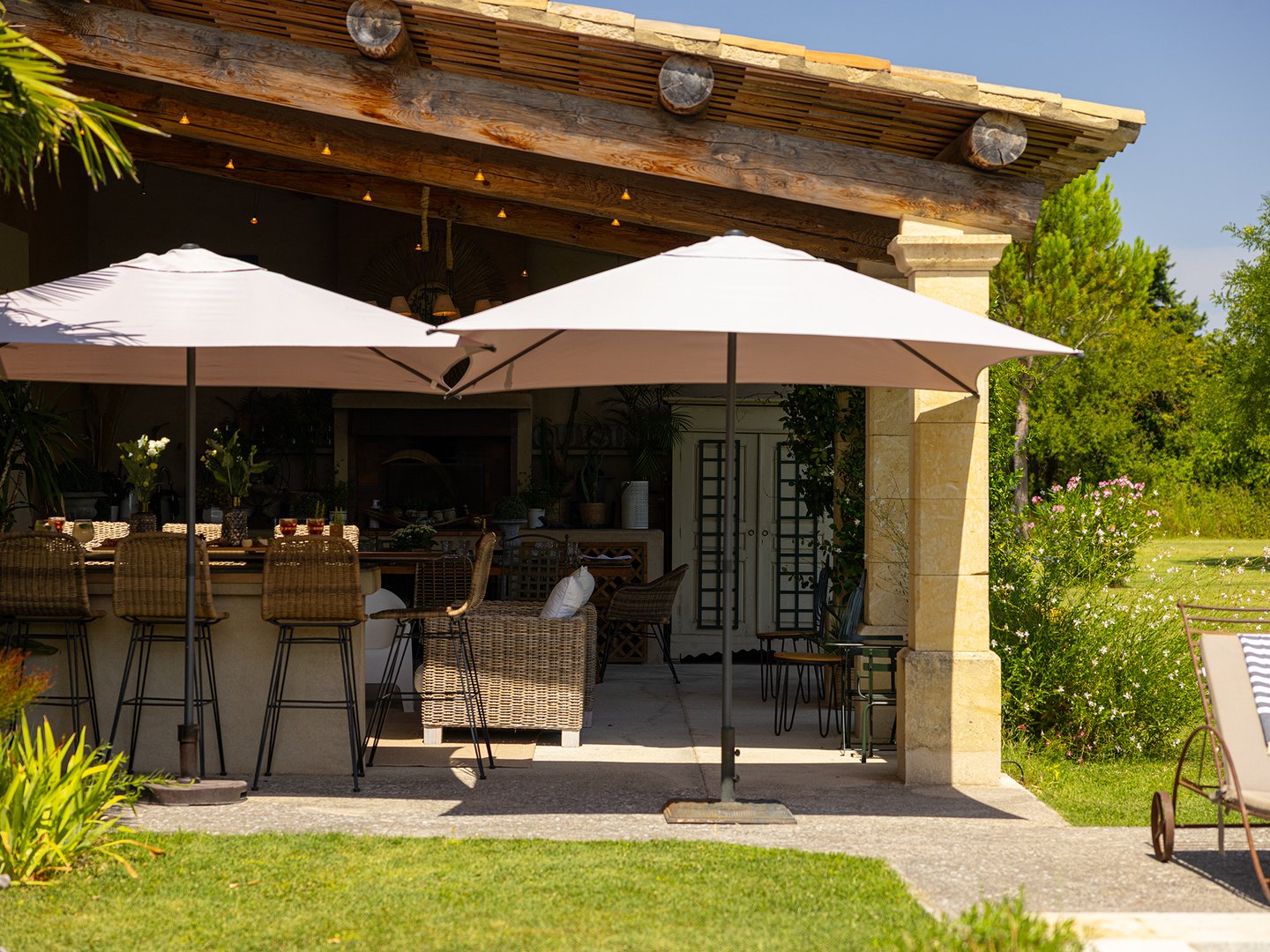 12 - Mas Le Thor: Villa: Exterior