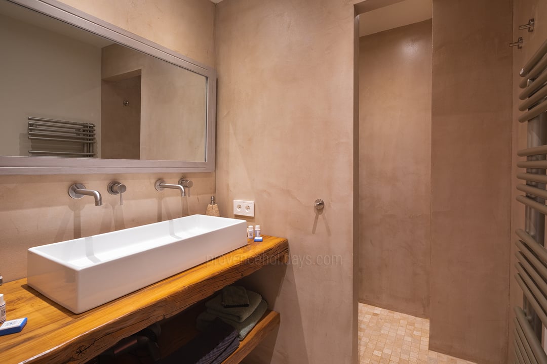 31 - Mas de Provence: Villa: Bathroom