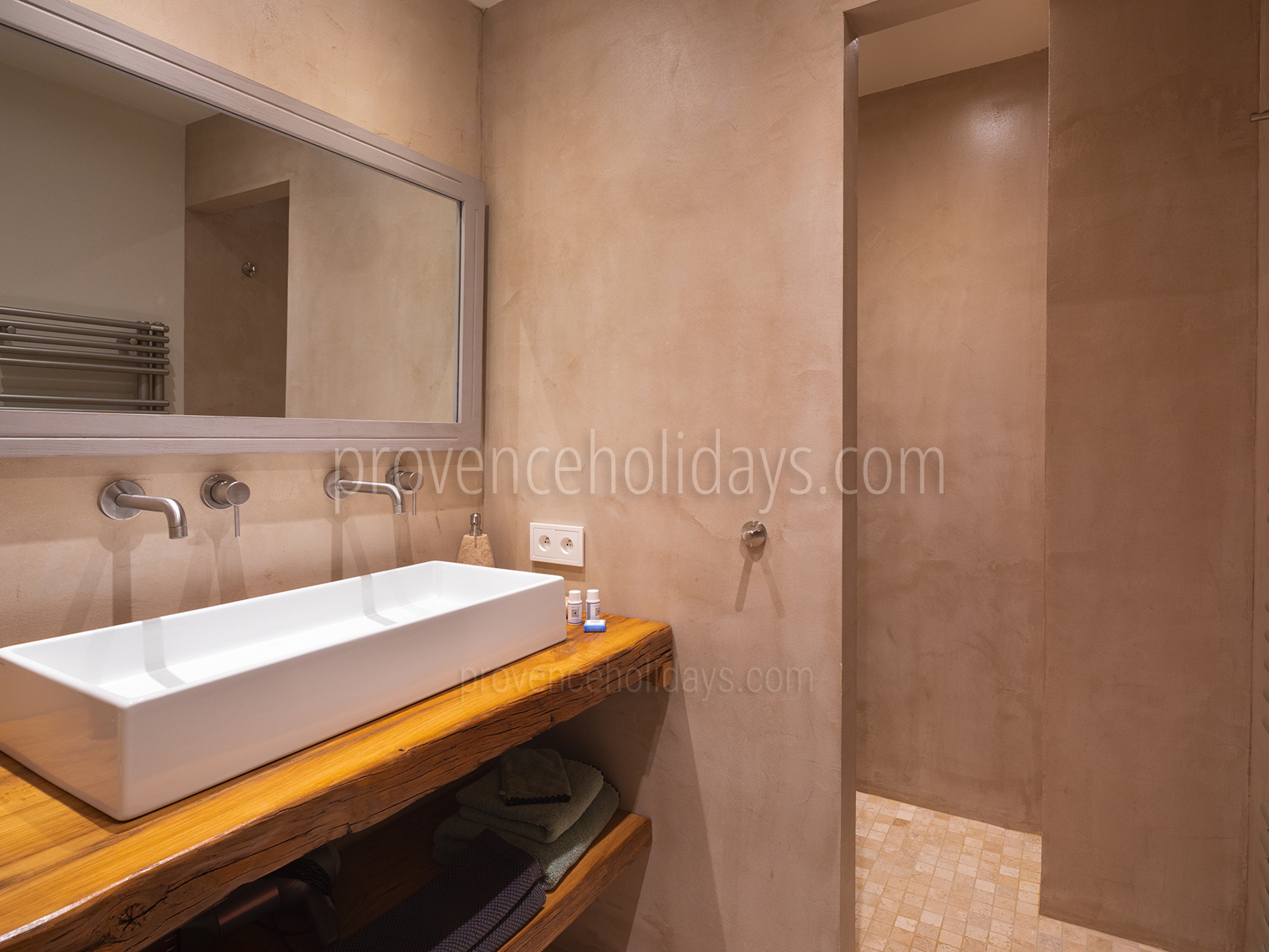 31 - Mas de Provence: Villa: Bathroom