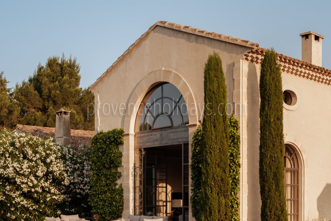 36 - La Bastide de Maussane: Villa: Exterior