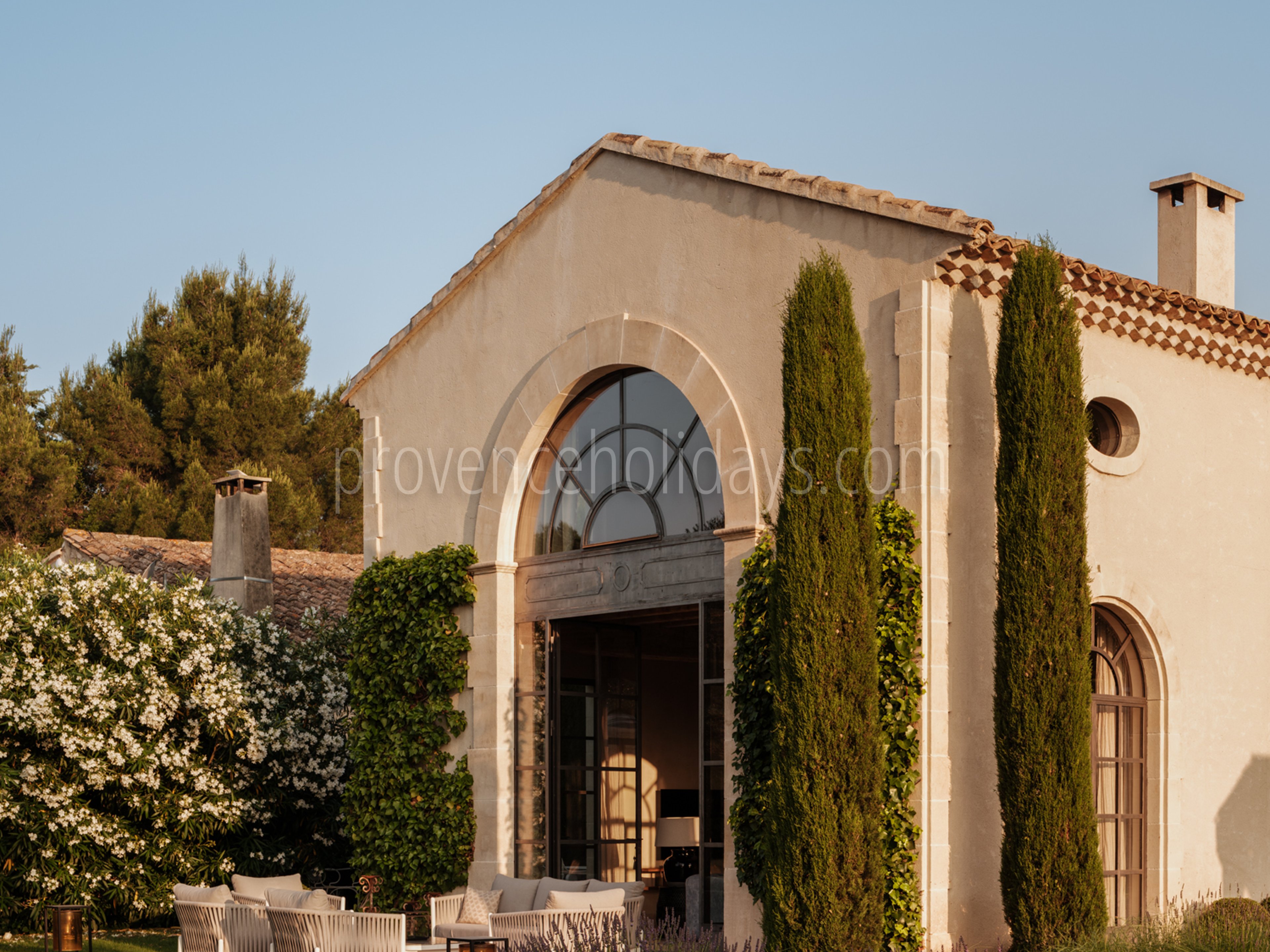 36 - La Bastide de Maussane: Villa: Exterior