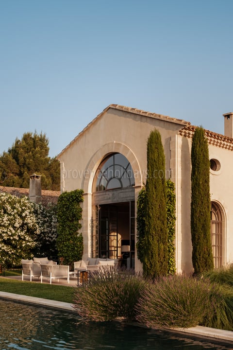 36 - La Bastide de Maussane: Villa: Exterior