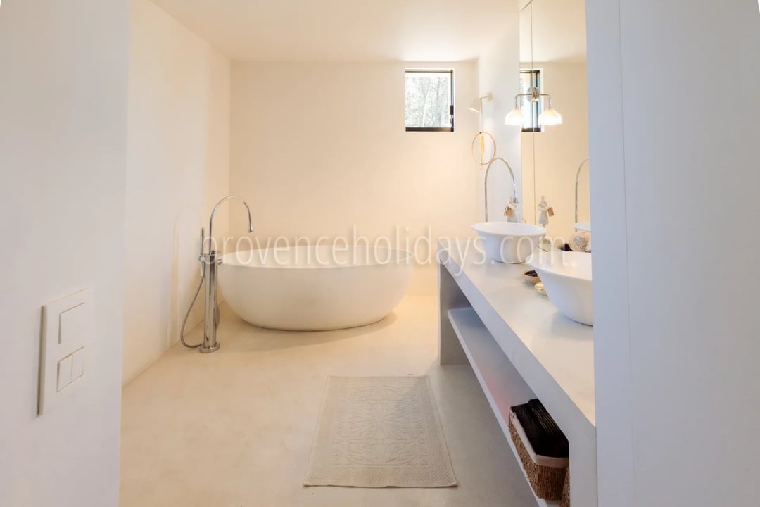 31 - Quiet house in Eygalières: Villa: Bathroom