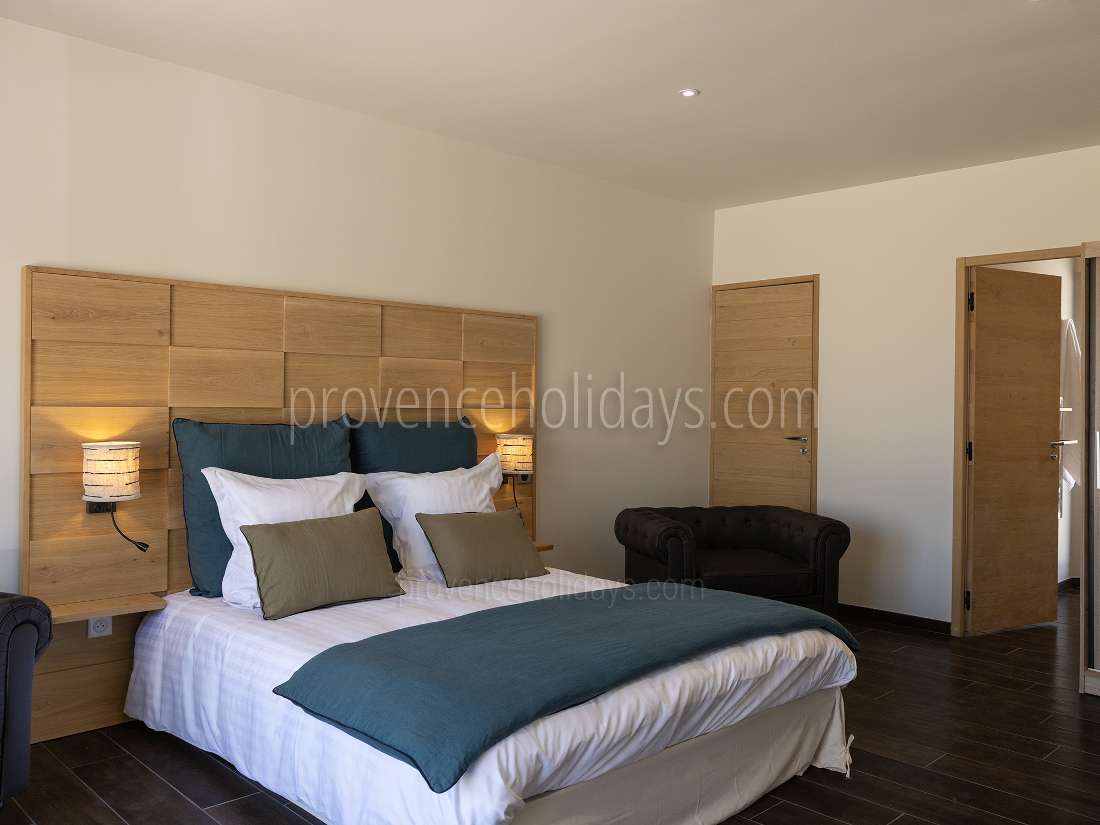 4 - Mas Estelle: Villa: Bedroom
