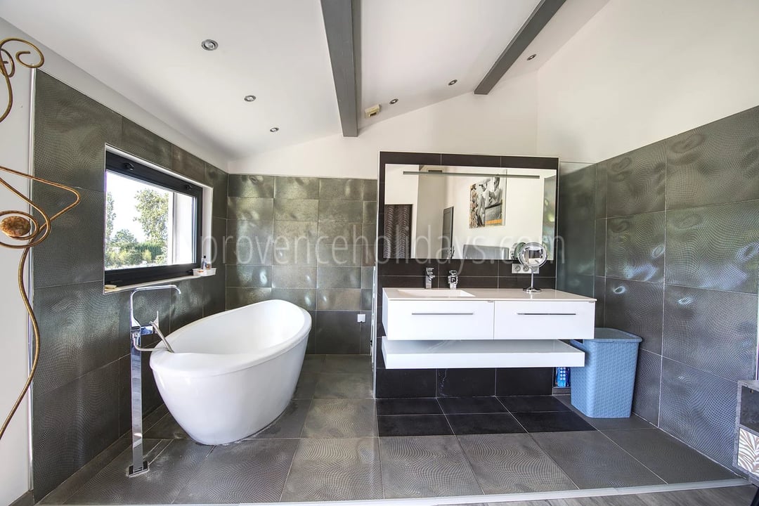 39 - House with pool house in Eyguières: Villa: Bathroom