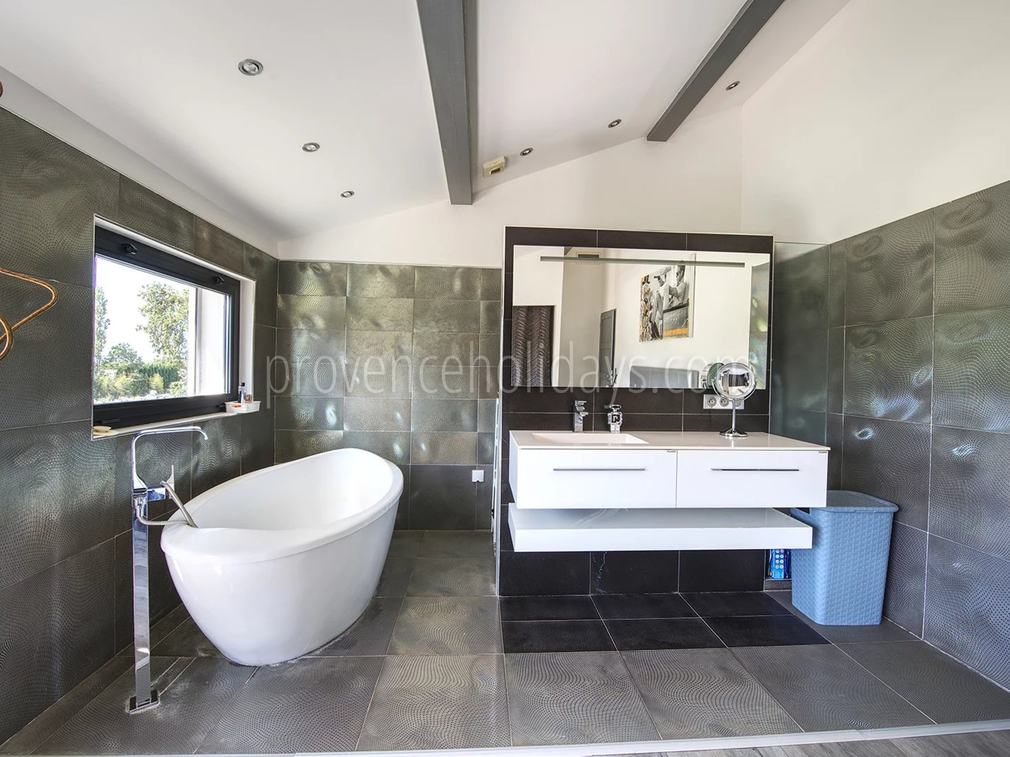 39 - House with pool house in Eyguières: Villa: Bathroom