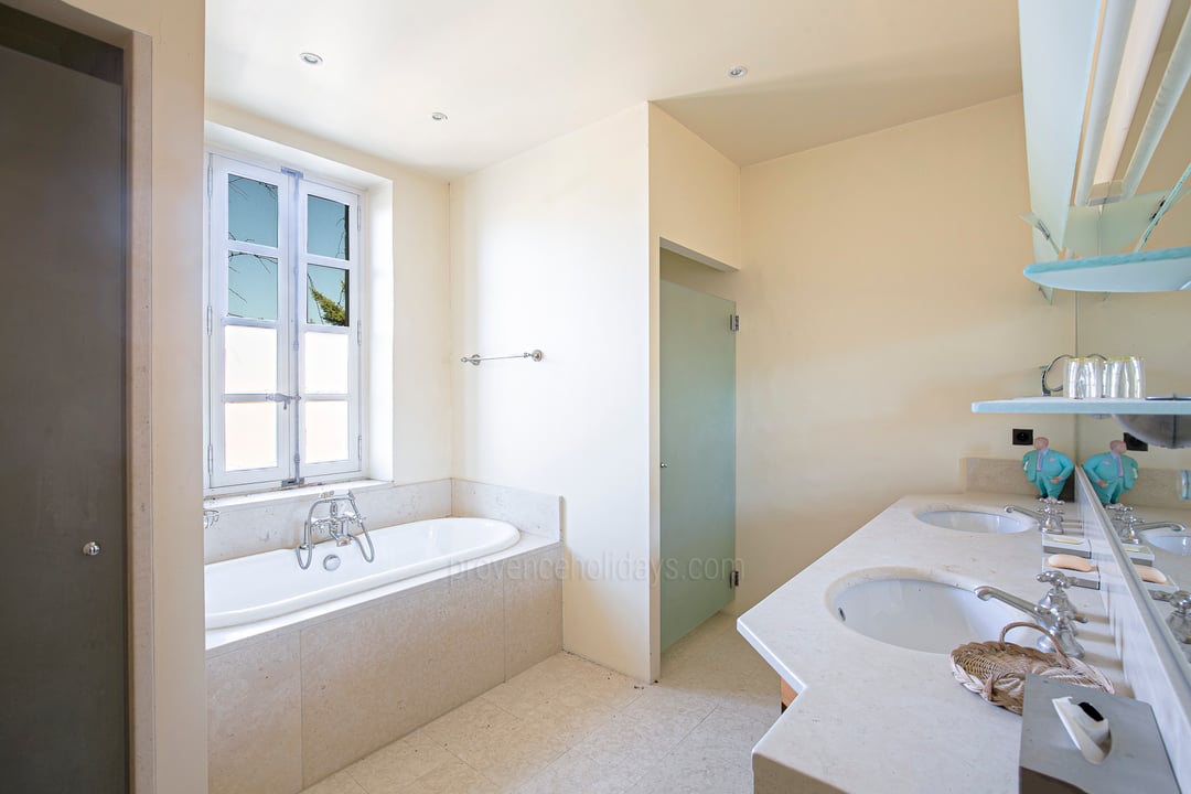 7 - Bastide Clairchamp: Villa: Bathroom