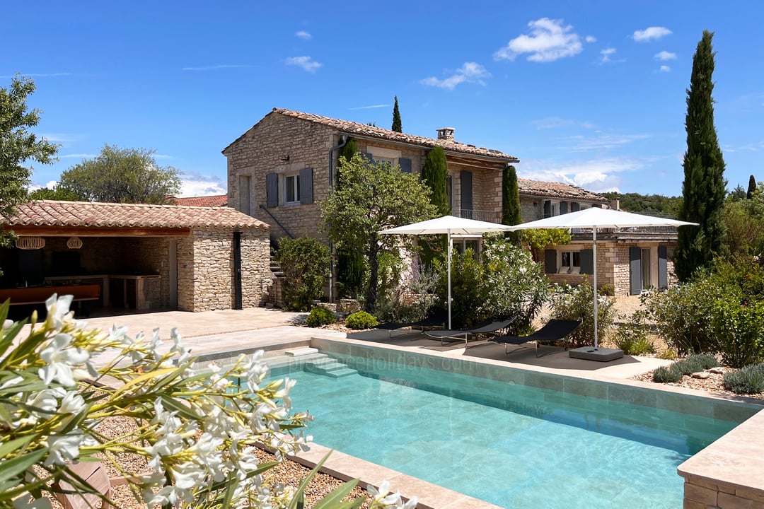 Exceptional villa within walking distance of the village