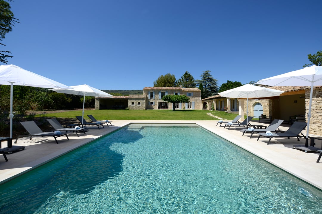 Farmhouse with pool and sports facilities in Provence