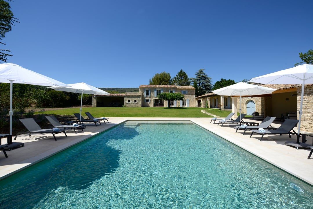 Ruime boerderij met zwembad en sportfaciliteiten, in het hart van de Provence