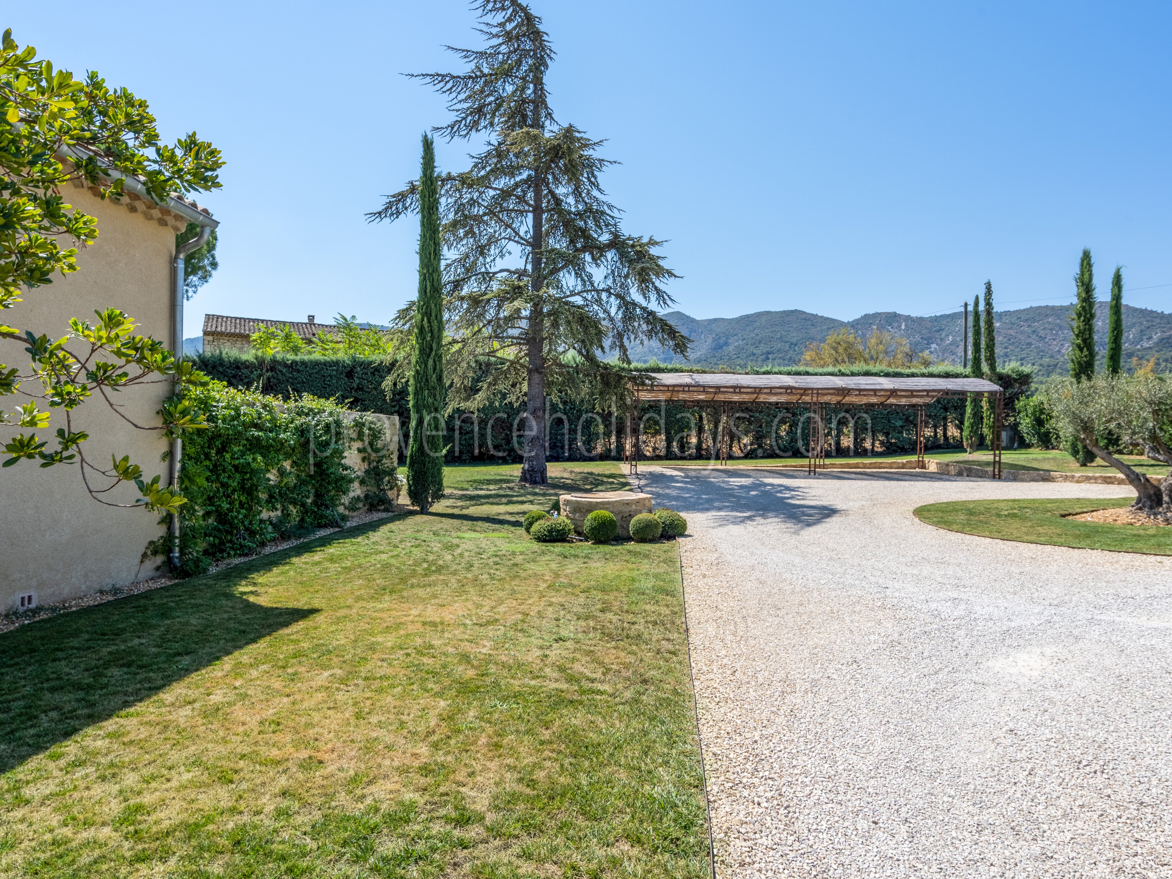 16 - Mas d\'Oppède: Villa: Exterior