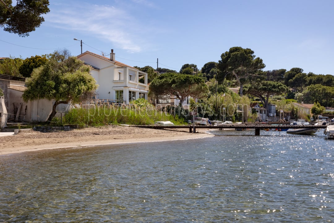 9 - Villa Les Pieds Dans L\'eau: Villa: Pool