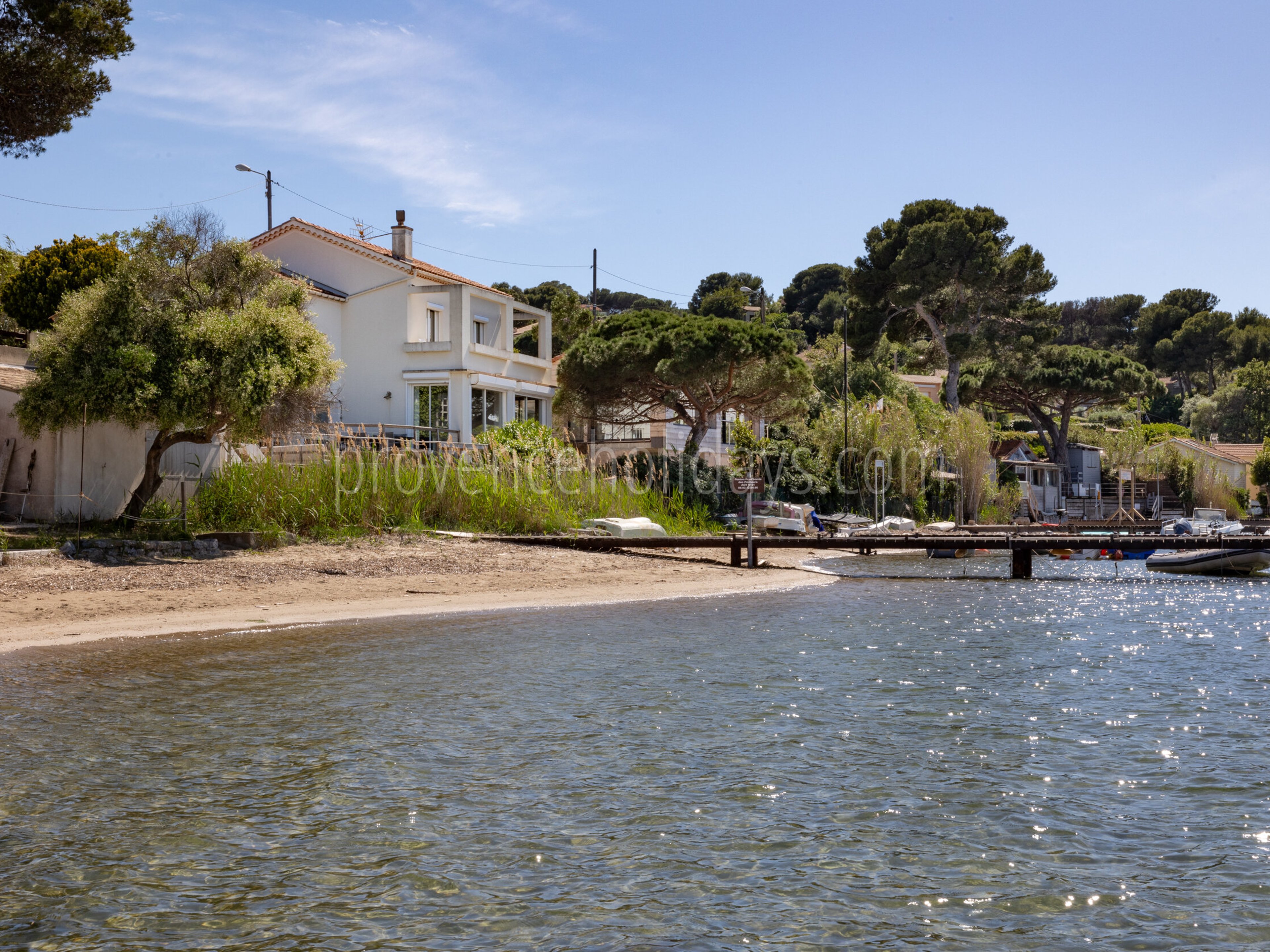 9 - Villa Les Pieds Dans L\'eau: Villa: Pool