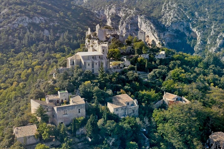 Exceptional Property in the Luberon, with panoramic views and outstanding decor