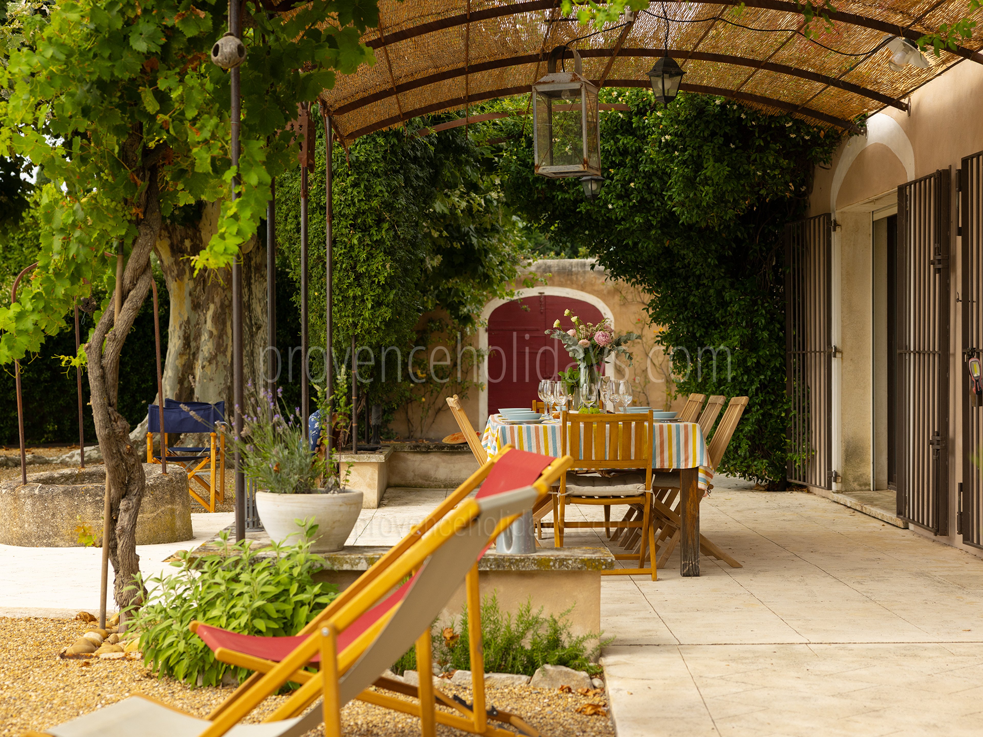 27 - Le Mas d\'Orgon: Villa: Exterior