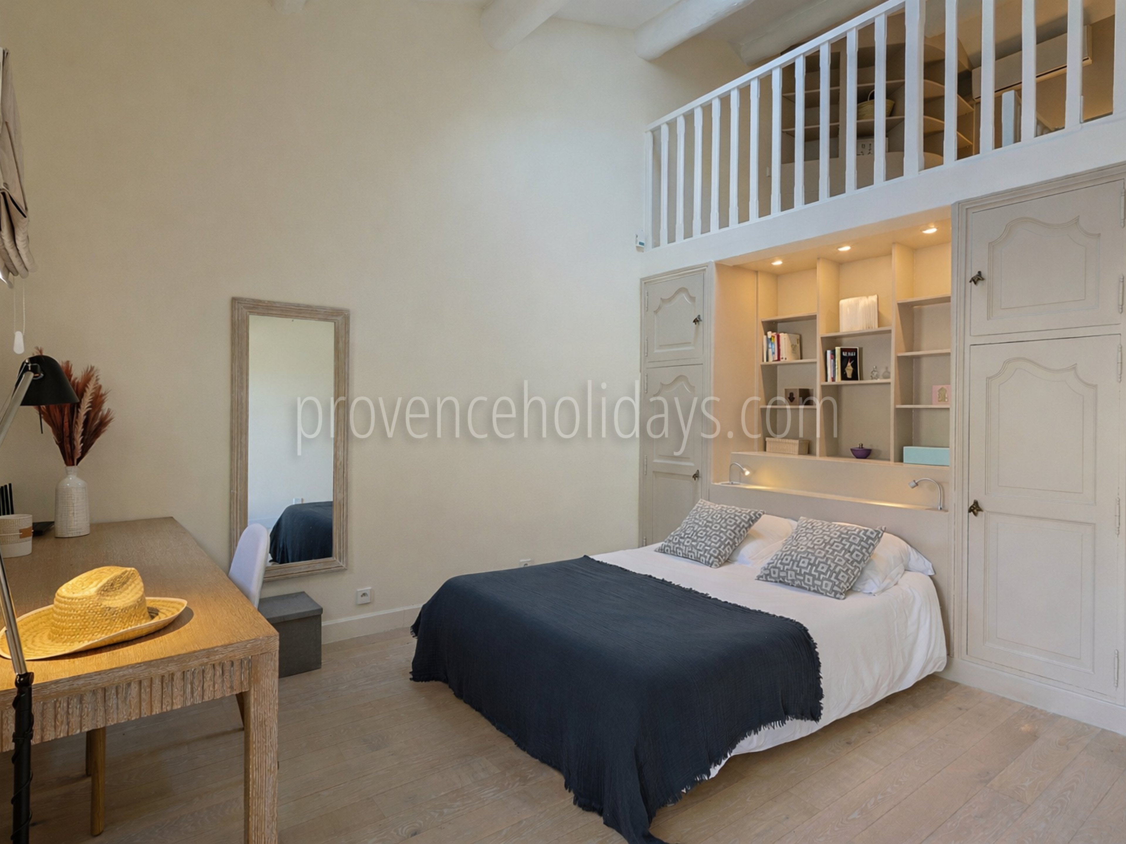 10 - Domaine de la Tour: Villa: Bedroom