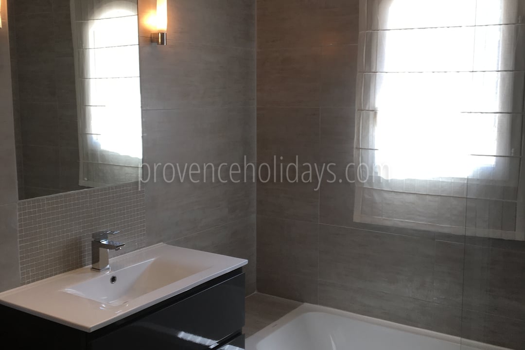 30 - Le Mas des Lys: Villa: Bathroom