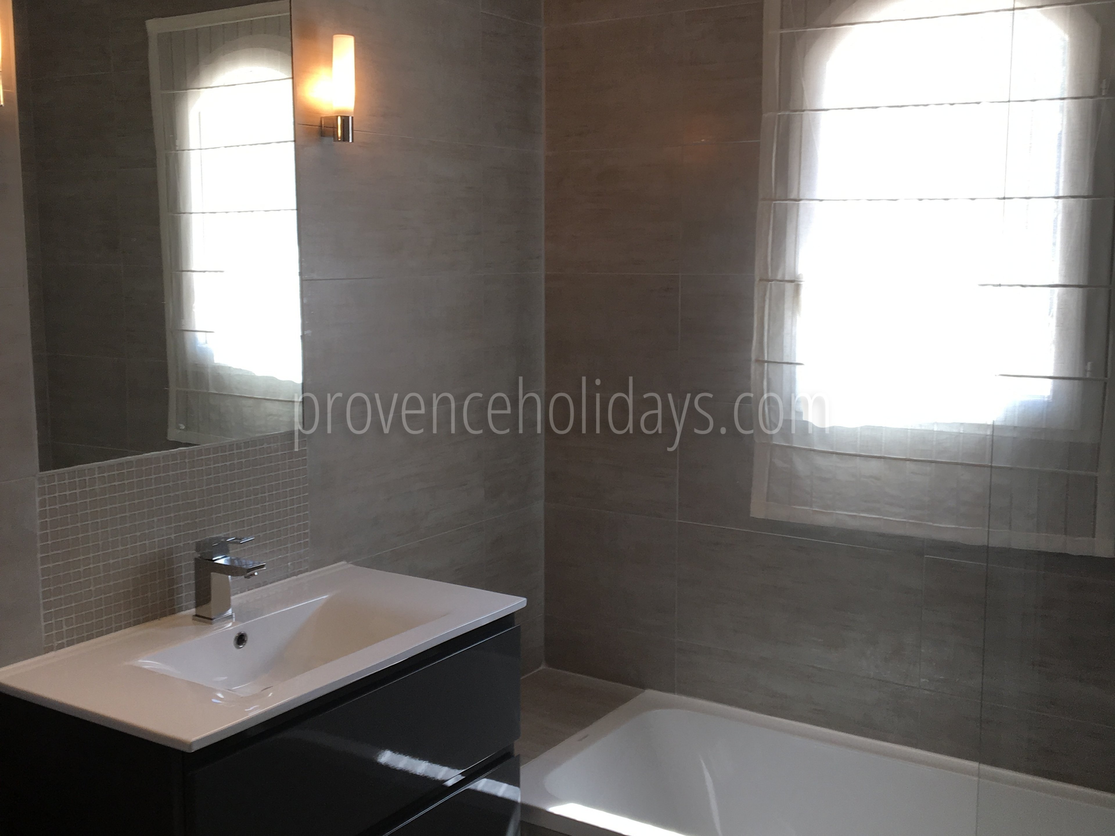 30 - Le Mas des Lys: Villa: Bathroom