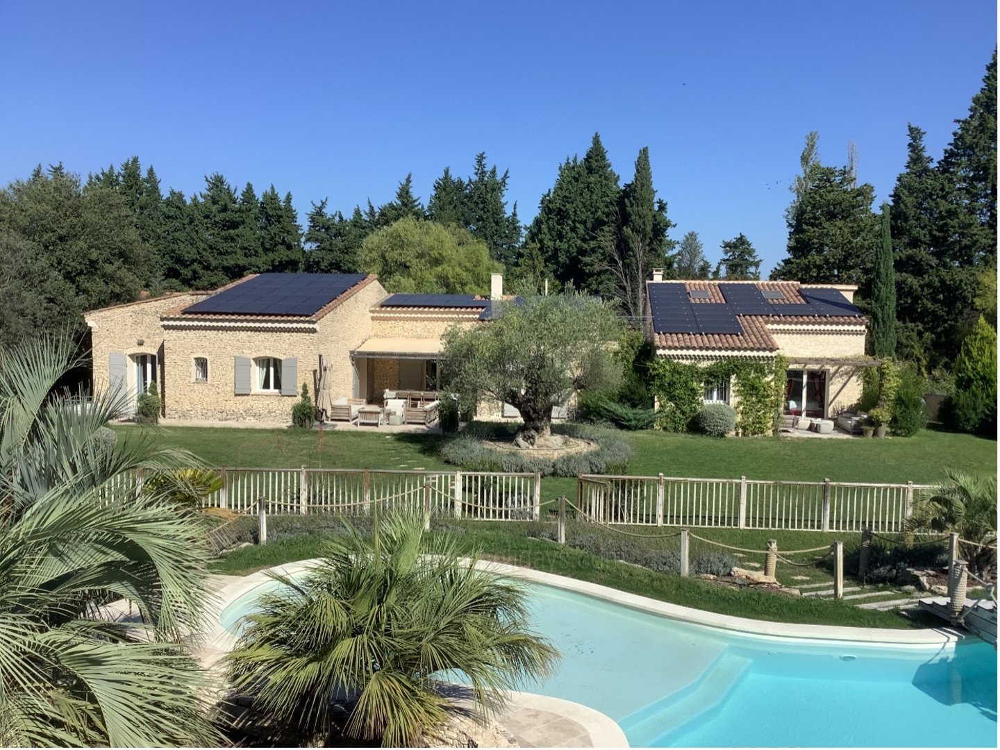 10 - Mas Orgon: Villa: Exterior