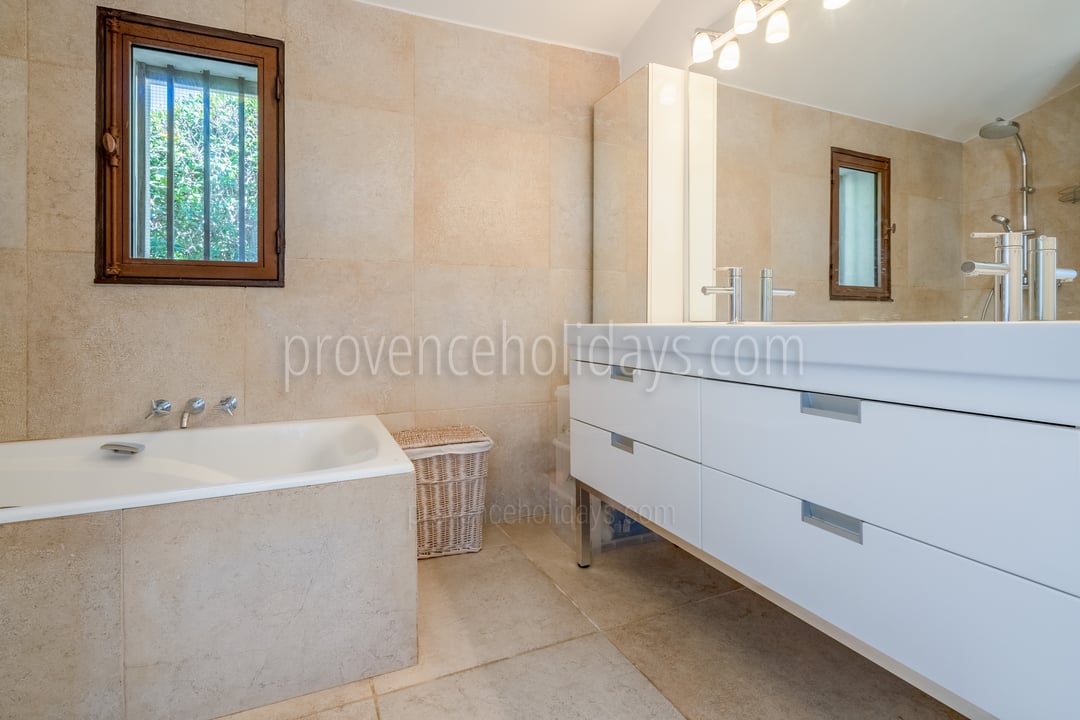 32 - Mas du Petit Luberon: Villa: Bathroom