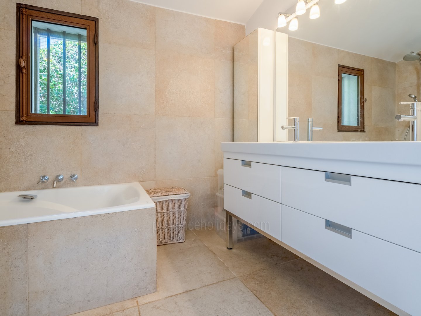 31 - Mas du Petit Luberon: Villa: Bathroom