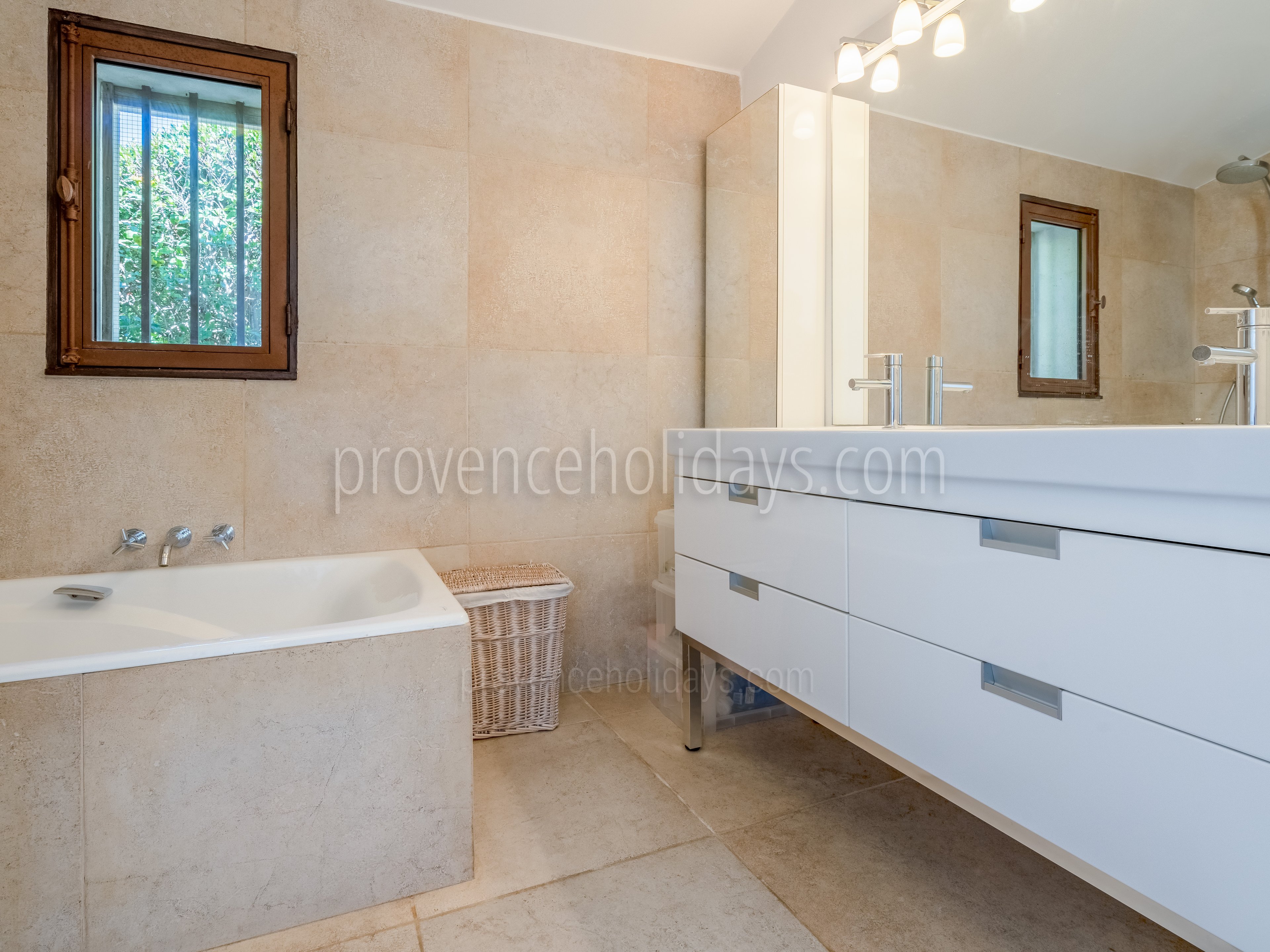 32 - Mas du Petit Luberon: Villa: Bathroom