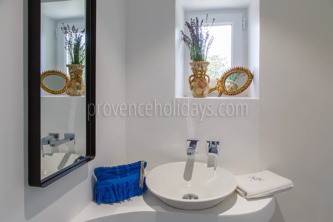 13 - Stone bastide with pool in Bonnieux: Villa: Interior