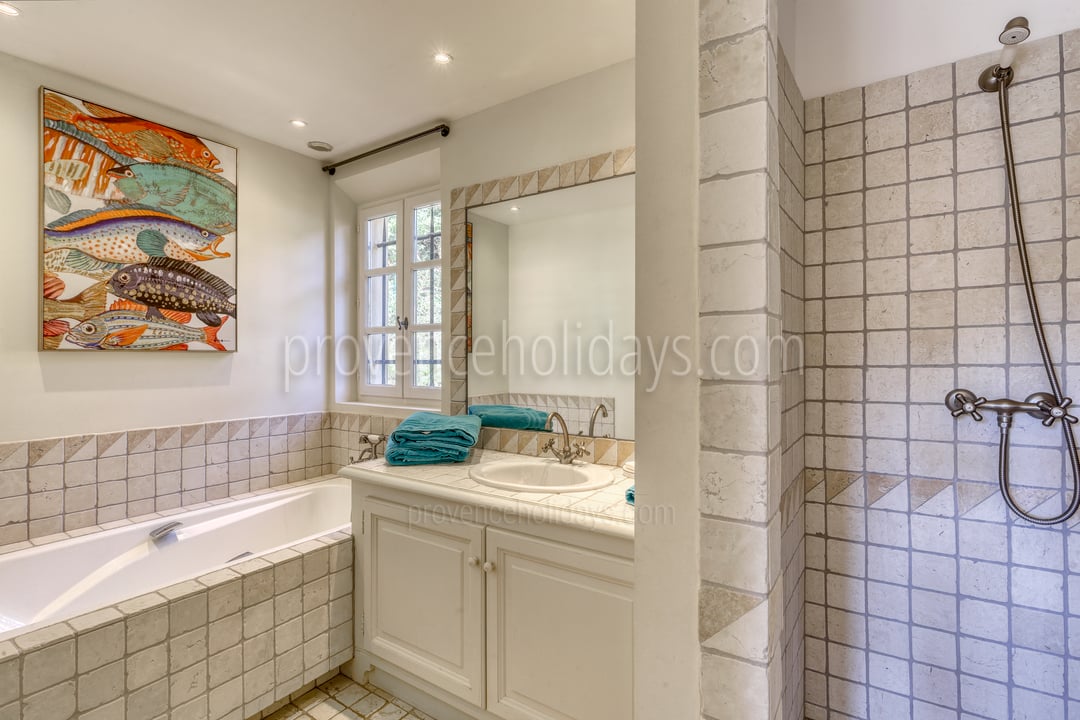 24 - Manoir de Seraphine: Villa: Bathroom