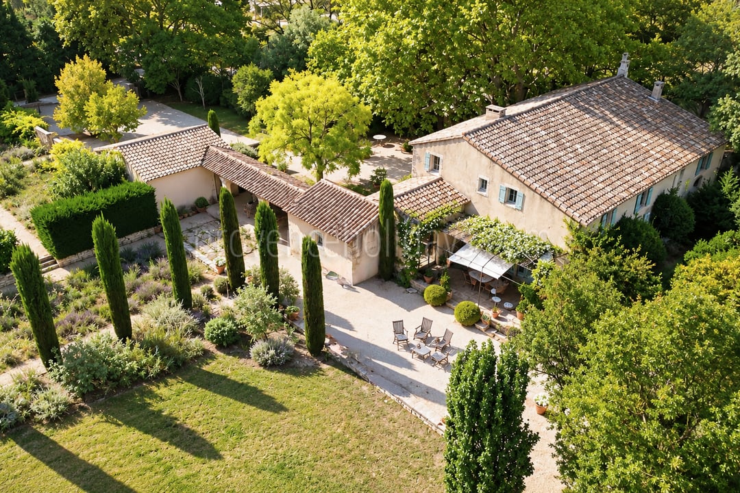 5 - Authentic farmhouse in Saint-Rémy-de-Provence: Villa: Exterior