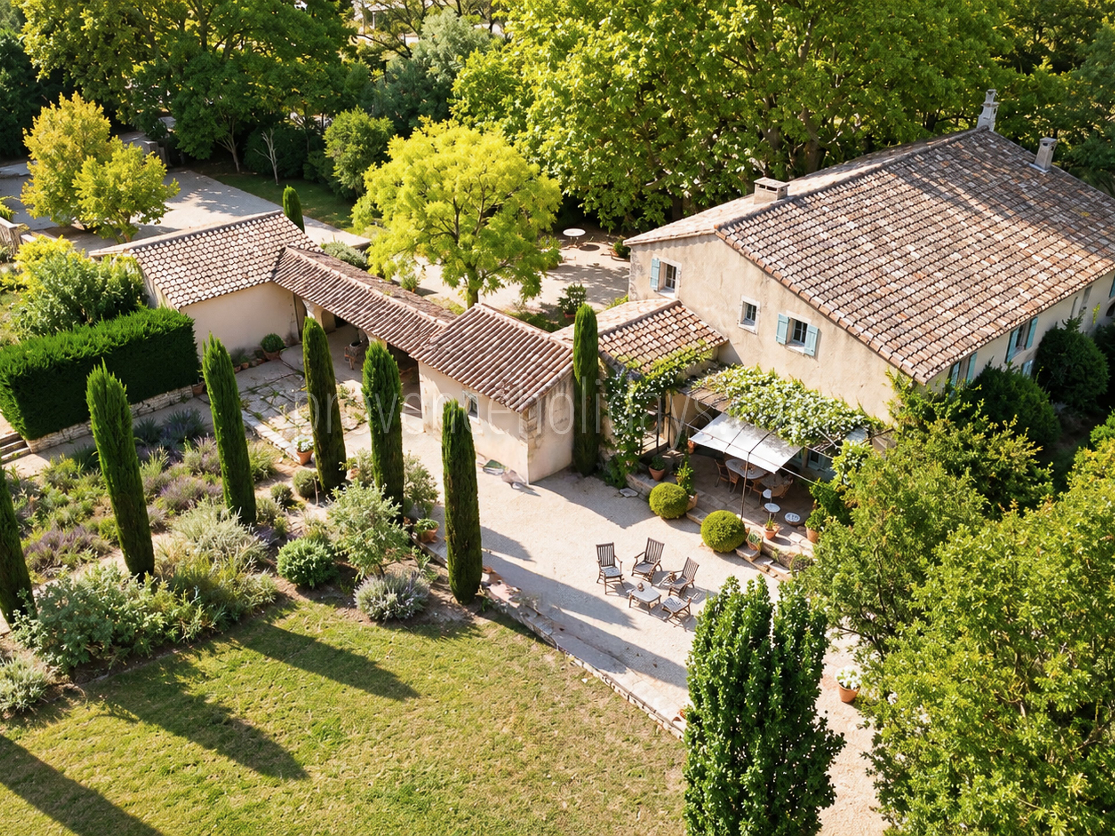 5 - Authentic farmhouse in Saint-Rémy-de-Provence: Villa: Exterior