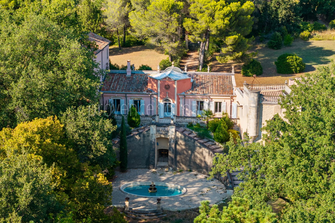 4 - Character estate in Cucuron: Villa: Exterior