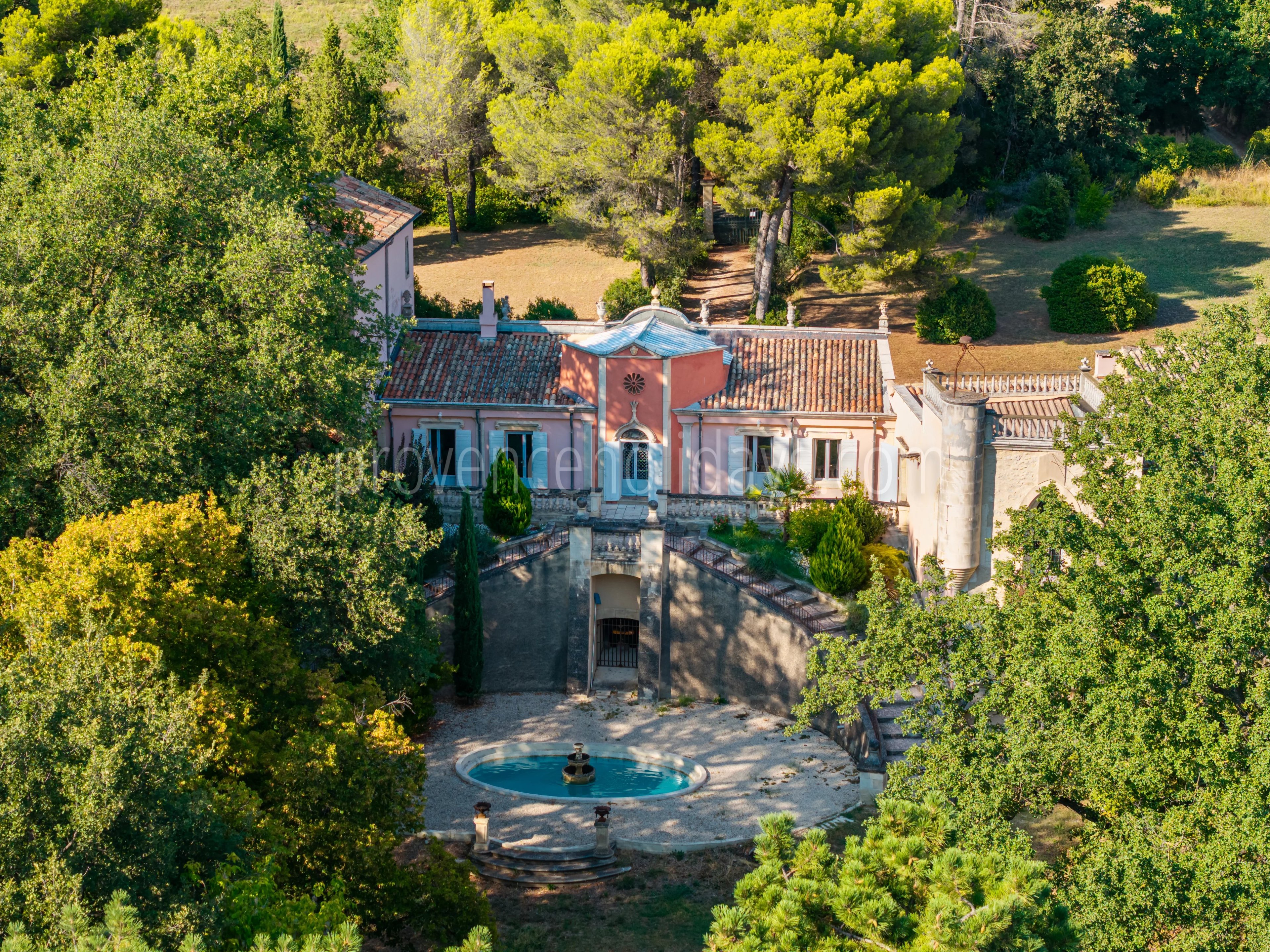 4 - Character estate in Cucuron: Villa: Exterior