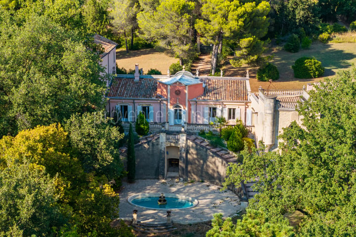 4 - Character estate in Cucuron: Villa: Exterior