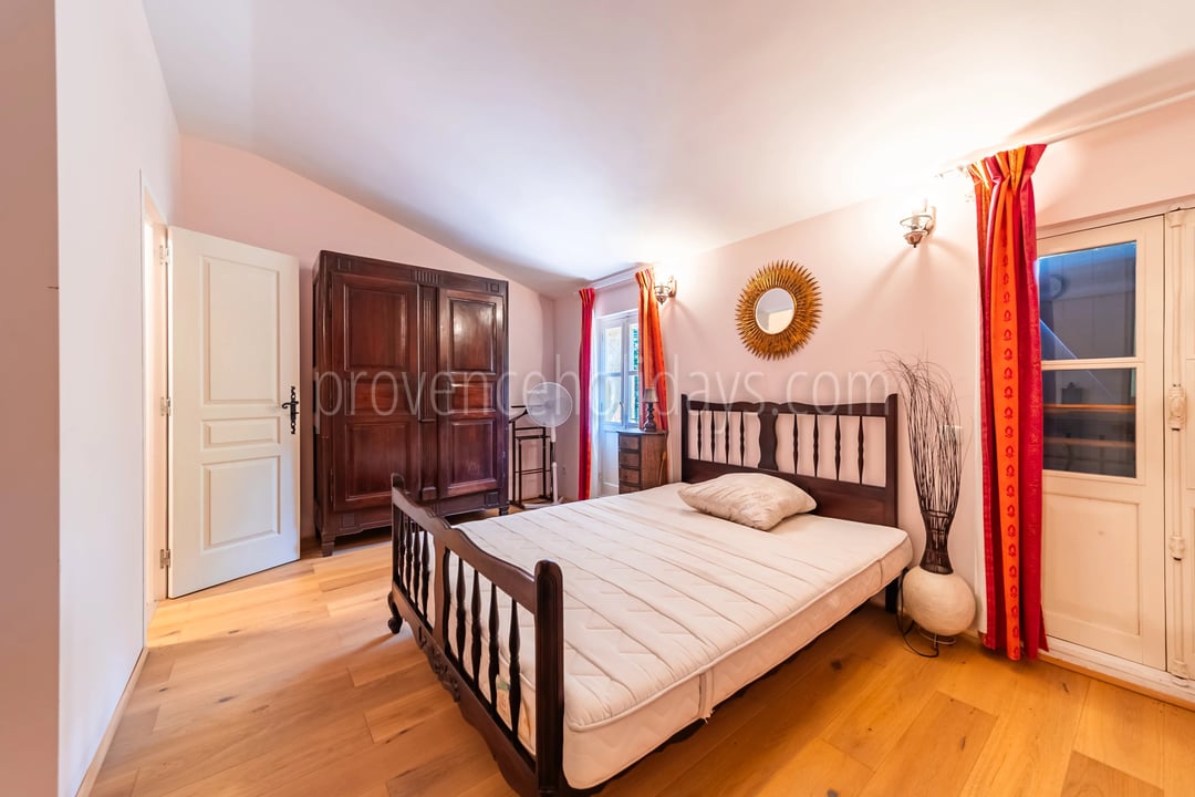 13 - Character estate in Cucuron: Villa: Bedroom