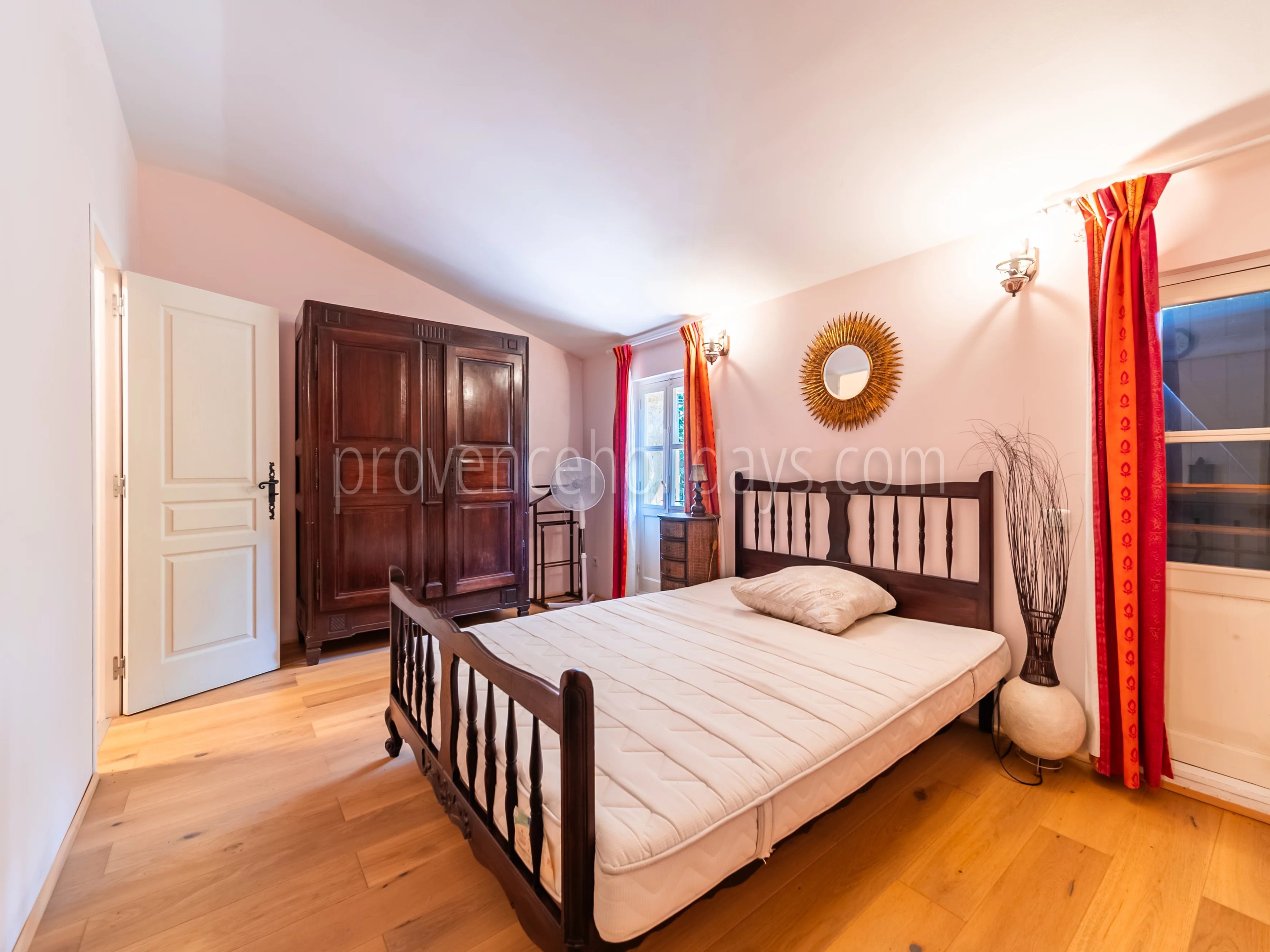 13 - Character estate in Cucuron: Villa: Bedroom