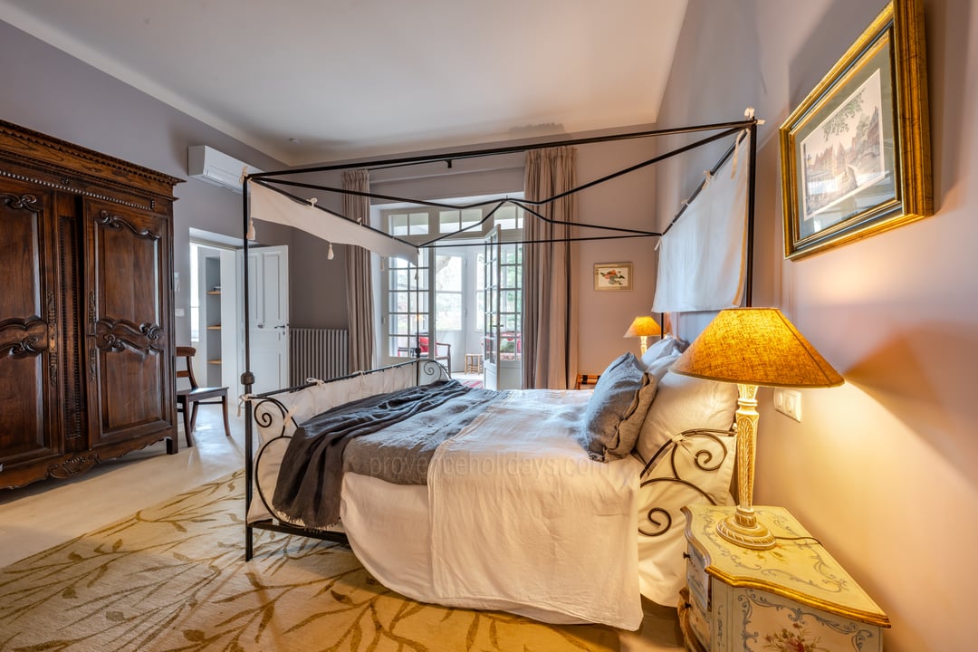 28 - Domaine de Provence: Villa: Bedroom