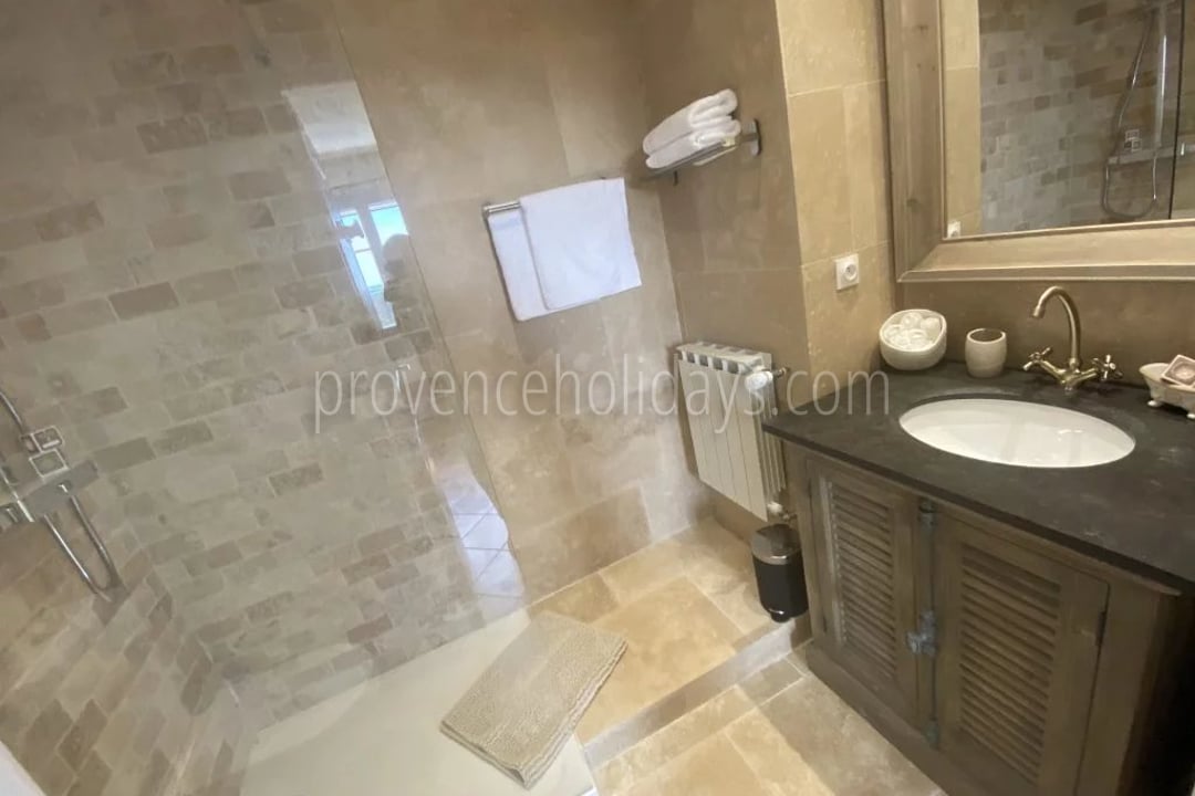 14 - Bastide with lavender in Gordes: Villa: Bathroom