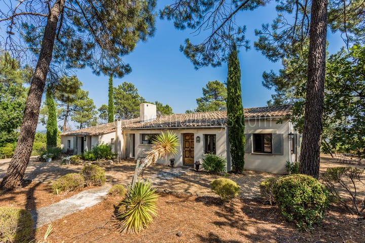 Charming villa in Roussillon with heated pool & stunning views